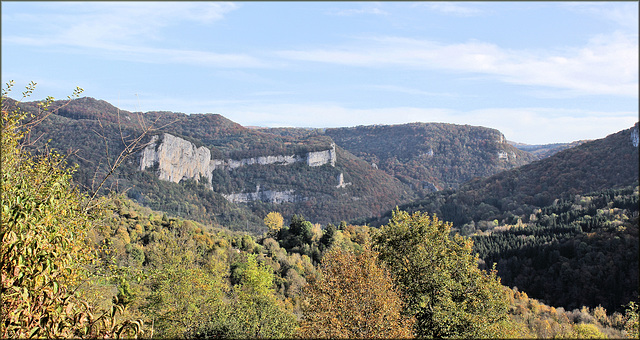 Lods (25) 22 octobre 2013. Panorama sur les Gorges de Noailles. (Vallée de la Loue).