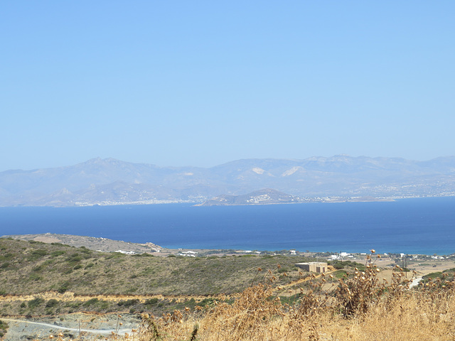 Routes de Paros : vue sur Naxos.