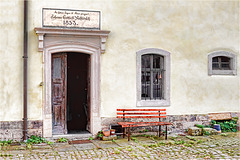 Rote Bank neben offener Tür