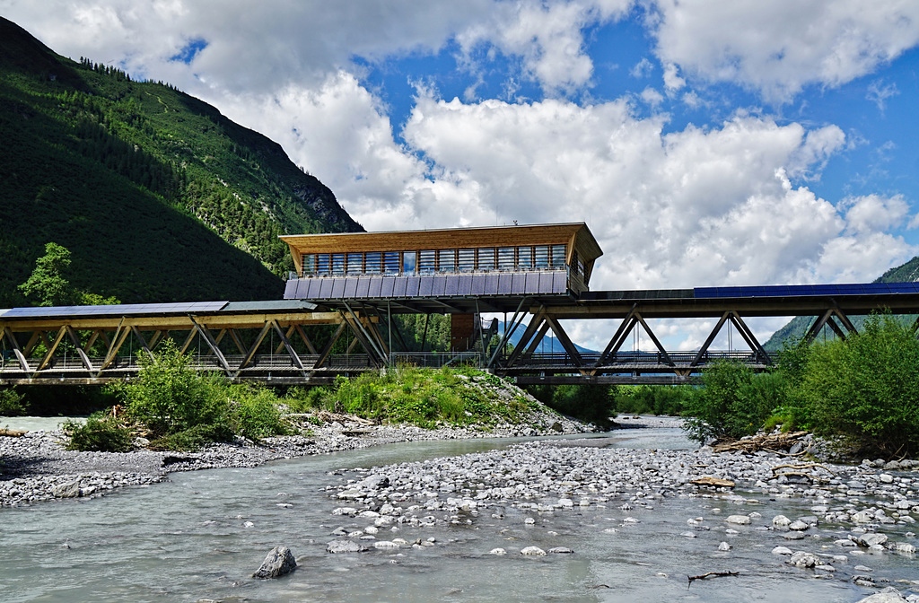 Ein Naturschutzzentrum auf der Brücke - A nature conservation center on the bridge