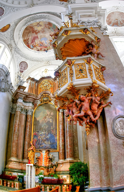 Füssen: Klosterkirche St. Mang. Kanzel und Seitenaltar. ©UdoSm