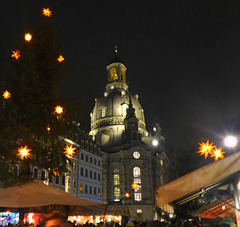 Weihnachtsmarkt vor der Frauenkirche - Kristnaska merkato antaŭ la Frauenkirche
