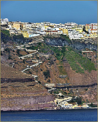 Santorini : la mulattiera che sale a Thira - sulla sinistra si vede un pilone della cabinovia alternativa alla mulattiera