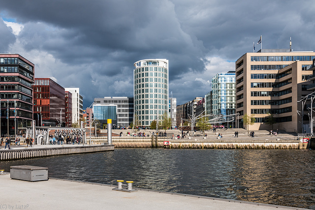 Dark Clouds above Hamburg's Hafencity - Dunkle Wolken über der Hafencity (075°)