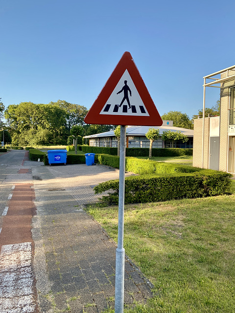 Crossing for men with hats