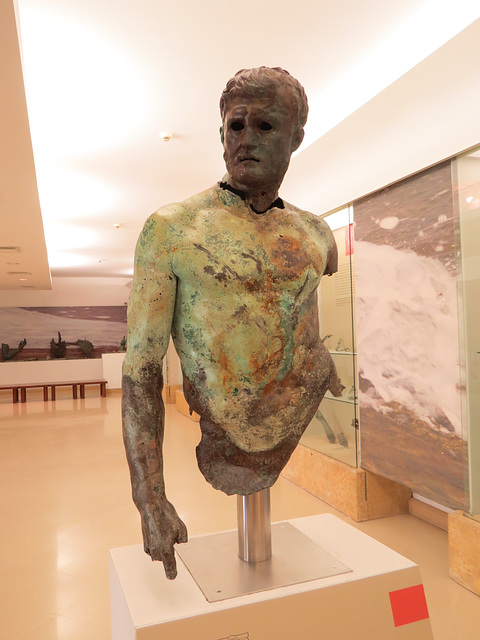 Brindisi : statue en bronze de prince hellénistique retrouvée dans une épave.
