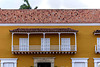 Casa amarilla y balcón :detalle