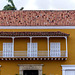 Casa amarilla y balcón :detalle