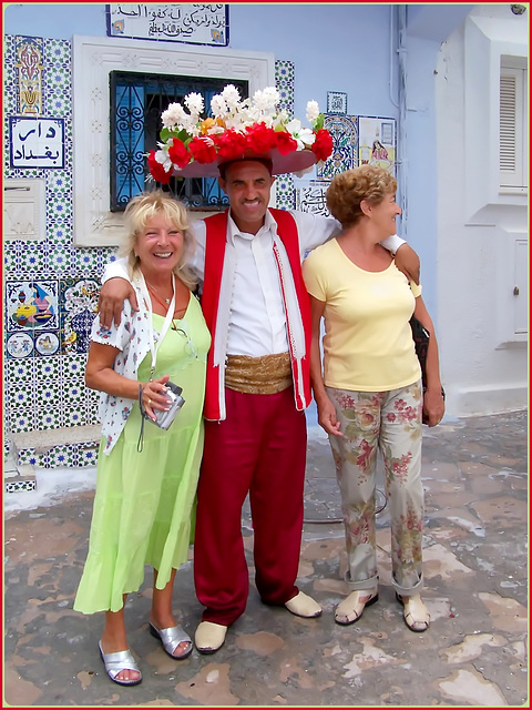 Hammamet : nella Medina, ultimo giorno di Ramadam : un tunisino cordiale chiede di fare una foto con due signore turiste italiane, fatta !