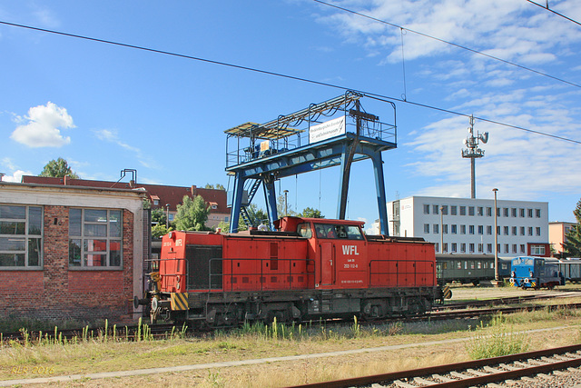 Diesellok V 100 (WFL 203 112-8) in Schwerin vor dem Eisenbahnmuseum
