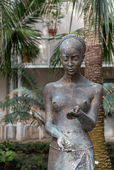 Skulptur im Palmenhaus