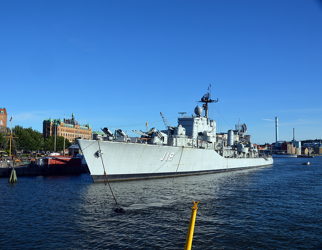 Die HMS Smaland (J19) wurde 1952 als zweites Schiff der Halland Klasse in Göteborg auf Kiel gelegt und war zwischen 1956 und  1982 in Dienst.