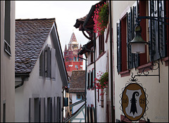 Basler Wappen mit Durchblick zum Rathausturm