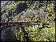Das Kreisviadukt von Brusio 780 m über Meer /Bahnlinie des Bernina Expess
