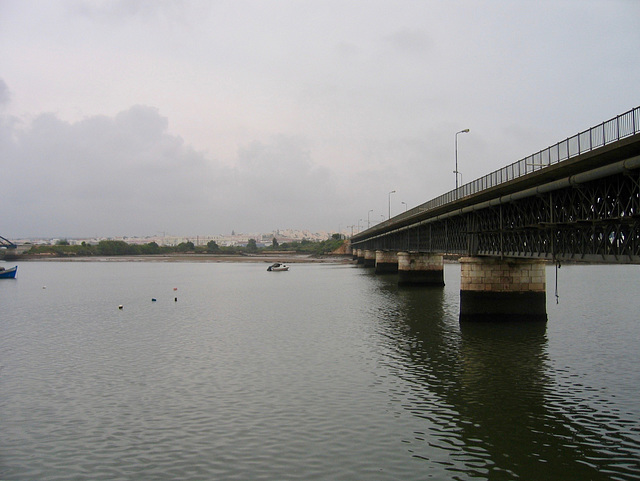 Road bridge across the Rio Arade