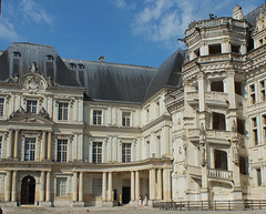 Vue d'une partie de la cour intérieure du château de Blois (41)