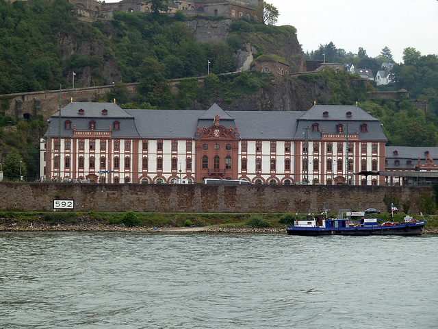 Rheinkilometer 592 ist genau vor dem Kastorialgebäude in Koblenz