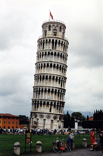 Schiefer Turm von Pisa 2001. Warten hier etwa alle dass er Umfällt?