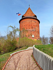 Plau, Burgturm mit Sonnenuhr und Mecklenburg-Fahne