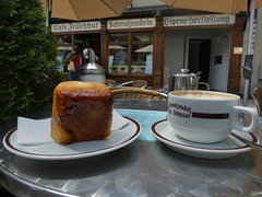 Cappucino und Rohrnudel bei Cafe Frischhut