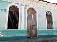 Une porte et deux fenêtres .......(Cuba)