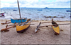 Nosy Komba : ancora oggi queste canoe si usano per la pesca quotidiana - ogni giorno si consuma il pesce pescato così come i frutti tropicali che maturano spontaneamente tutto l'anno - niente  frigoriferi !