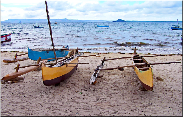Nosy Komba : ancora oggi queste canoe si usano per la pesca quotidiana - ogni giorno si consuma il pesce pescato così come i frutti tropicali che maturano spontaneamente tutto l'anno - niente  frigori