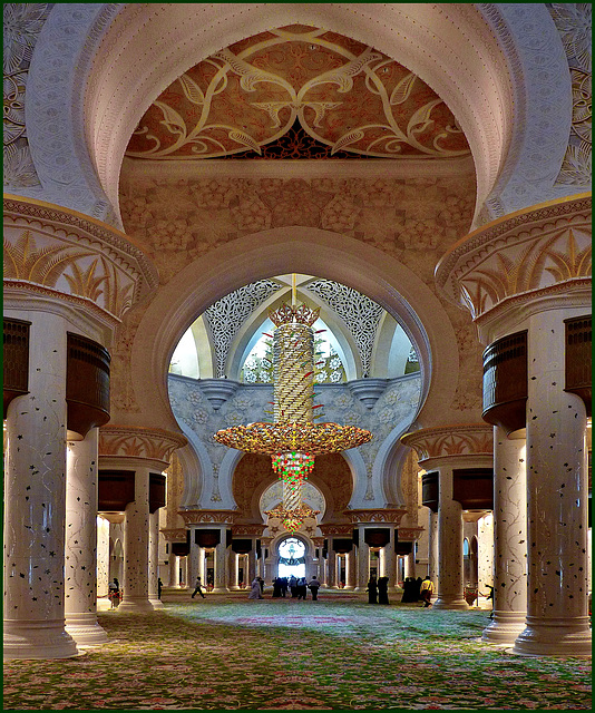 AbuDhabi : ora siamo entrati nella grande e preziosa moskea dove si possono vedere due dei tre lampadari Svarowski - il terzo è sopra la testa del fotografo (io)