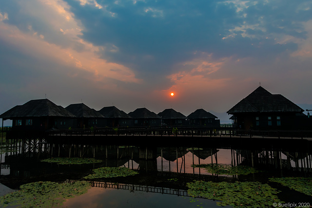 abends beim Myanmar Treasure Resort am Inle-See (© Buelipix)
