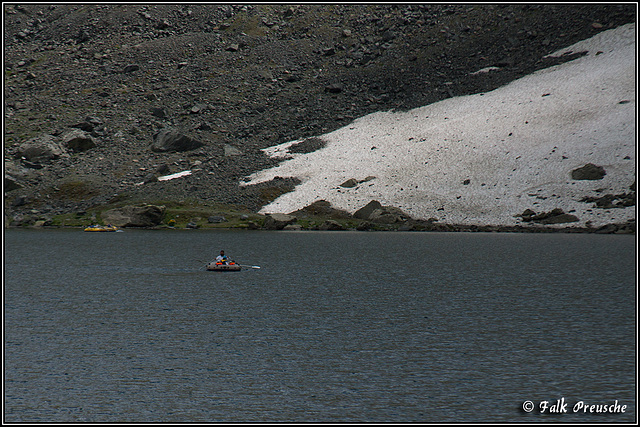 Schlauchboot im Gletschersee