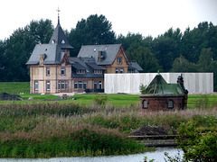 Villa, Ausstellungsgebäude (weiß), und historisches Brunnenhaus.
