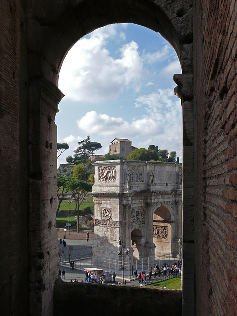 Blick vom Kolosseum zum Arco di Costantino (© Buelipix)