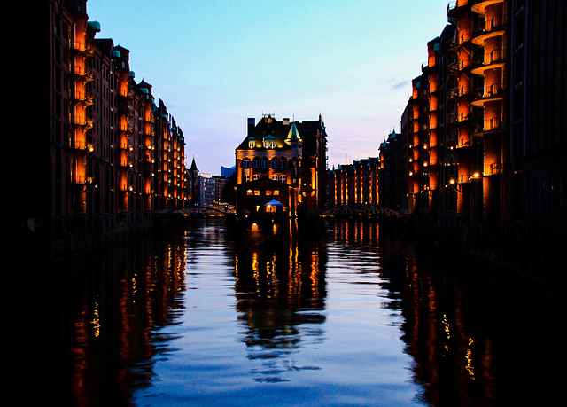 Hamburg, Blick aufs Wasserschloss zur Blauen Stunde