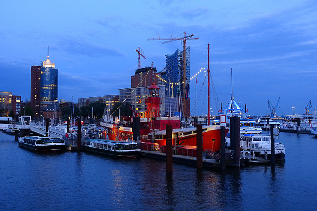 Sportboothafen mit Feuerschiff-Restaurant