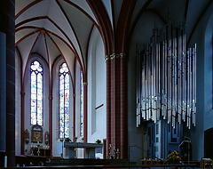 Klais-Orgel im Licht der blauen Fenster