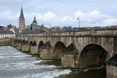 Le Vieux Pont sur la Loire à La-Charité-sur-Loire (département de la Nièvre, France)