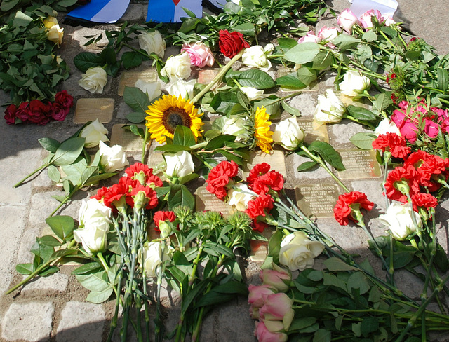 Juni 2012: Blumen zum Gedenken an die 20 NS-Opfer  -  und heute wäre Anne Frank 90 Jahre alt geworden !