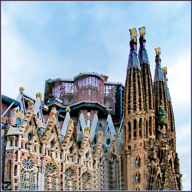 Barcellona : vista laterale della Sagrada Familia (lavori in corso)
