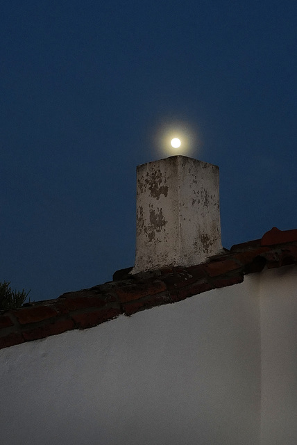 Penedos, Full moon... falling down the chimney?