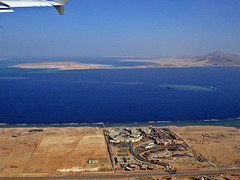 Abflug von Sharm el Sheikh, im Hintergrund die Insel Tiran, und die Strsse von Tiran