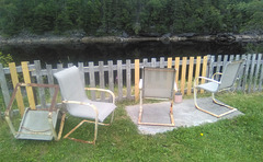 Chaises, clôture et rivière / Chairs, fence and river