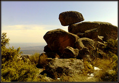 Hanging rock. Sierra de La Cabrera.