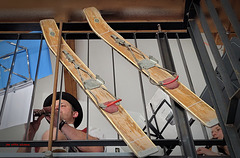 Ski aus Holz mit Kandahar-Bindung