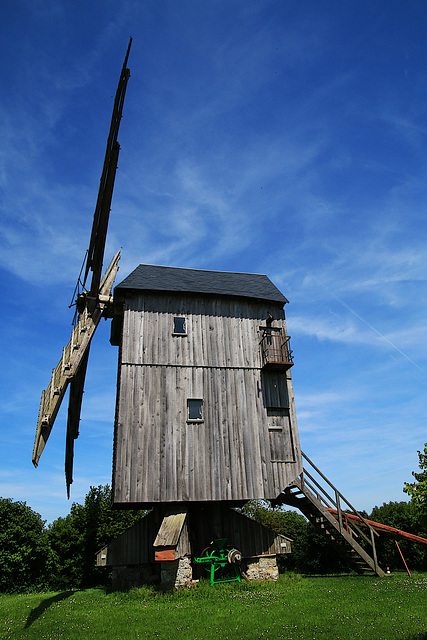 Moulin de Chesnay - Moutiers en Beauce . Construit en 1770 , il pouvait produire jusqu'à 400 kg de farine par jour .