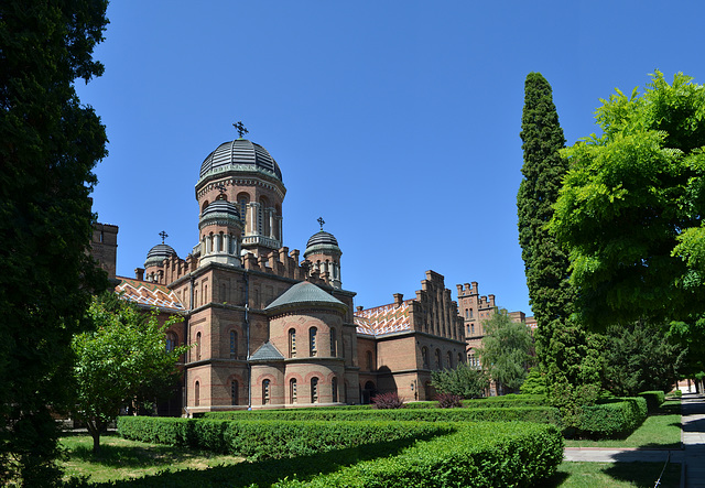 Черновицкий Национальный Университет, Церковь Трех Святителей