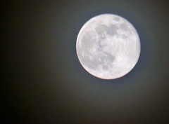 Der Mond mit einem großen Hof heute Abend