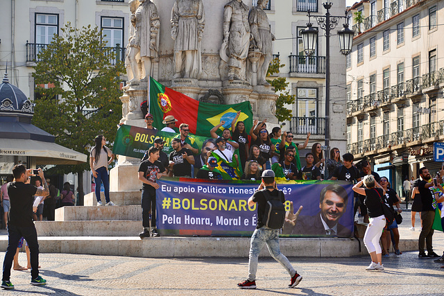 Lisbon 2018 – Supporters of Bolsonaro on the Praça Luis de Camões