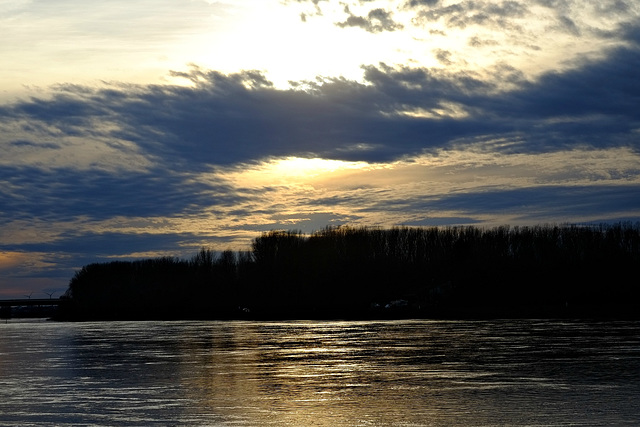 Wenn die Sonne hinter dem Rhein verschwindet