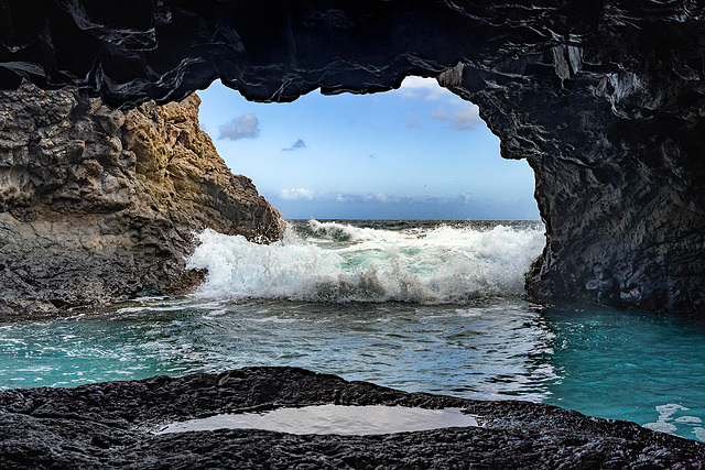 Charco Azul - the wave in the cave