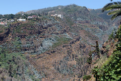 Funchal - Der "Jardim Botânico" (27) - Ausblick über das Tal des  "Ribeira de João Gomes" zur Seilbahnstation Babosa und nach Monte
